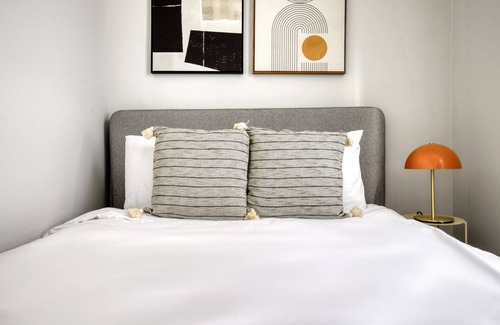 Park West Apartamento | Sleek Lincoln Park 3BR, near L and Lincoln Park, by Blueground