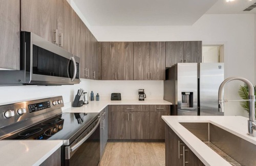 Cedars Apartamento | Sleek loft style 2BR I Gym I Parking I Workspace