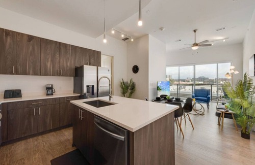 Cedars Apartamento | Sleek loft style 2BR I Gym I Parking I Workspace