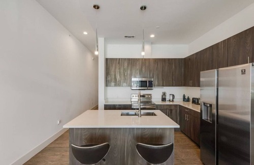 Cedars Apartamento | Sleek loft style 2BR I Gym I Parking I Workspace