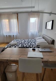 Novi Beograd Apartamento | Sleek & lovely studio with a great location
