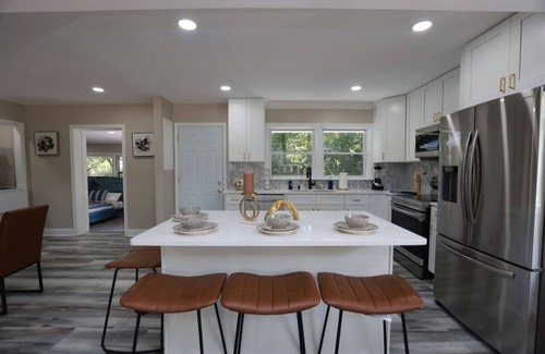 Dumbarton Casa | Sleek & Luxe Escape: A Haven for Your Staycation!