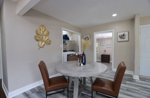 Dumbarton Casa | Sleek & Luxe Escape: A Haven for Your Staycation!