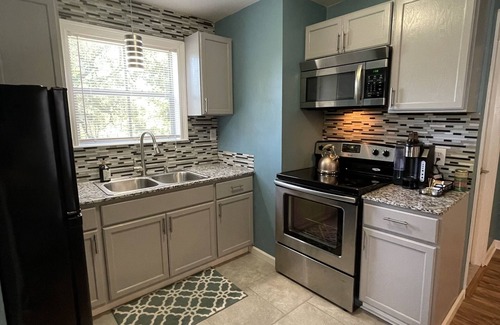 St. Gabriel Apartamento | Sleek Modern Apartment near Tiger Stadium and L'Auberge Casino