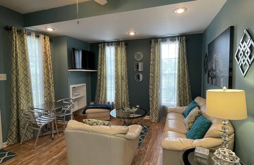 St. Gabriel Apartamento | Sleek Modern Apartment near Tiger Stadium and L'Auberge Casino