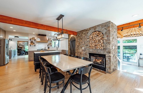 Mountainside Casa | Castle Off the Shore: espectacular casa de acceso al lago con jacuzzi y muelle