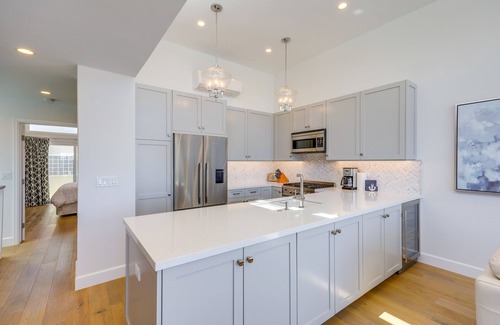 Hollywood Casa | Sleek Oxnard Townhouse w/ Balconies: Walk to Beach
