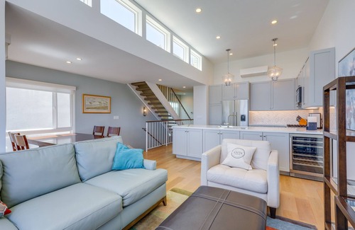 Hollywood Casa | Sleek Oxnard Townhouse w/ Balconies: Walk to Beach