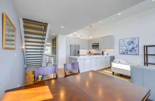 Hollywood Casa | Sleek Oxnard Townhouse w/ Balconies: Walk to Beach