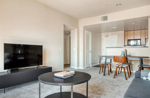 Old Pasadena Apartamento | Sleek Pasadena 1BR w/ Gym & Pool, nr Colorado Ave, by Blueground
