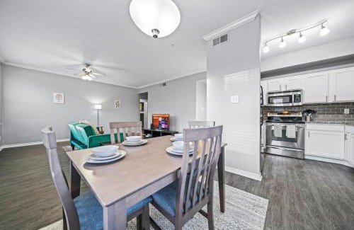 Fossil Creek Apartamento | Sleek Retreat 2BR, 2BA Pool Access