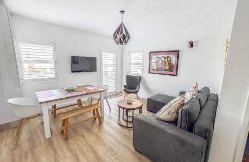 Swakopmund Apartamento | Sleek Retro Modern Apartment City Centre