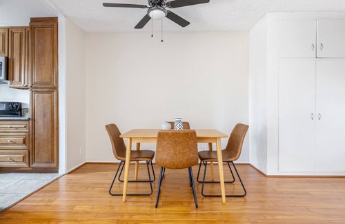 Sherman Oaks Apartamento | Sleek Sherman Oaks 1BR w/ Pool, Gym, Lounge, near TJ + WF, by Blueground