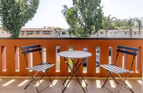 Sherman Oaks Apartamento | Sleek Sherman Oaks 1BR w/ Pool, Gym, Lounge, near TJ + WF, by Blueground