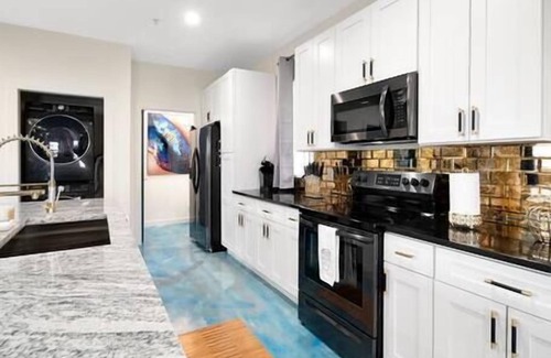 Nashville Casa | Sleek Sky-Blue 3 Level Townhome Sleeps 11