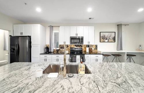 Nashville Casa | Sleek Sky-Blue 3 Level Townhome Sleeps 11