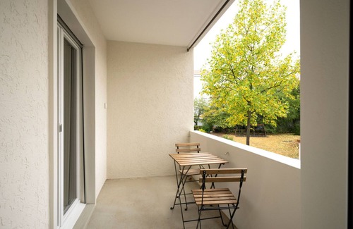 St. Johann Apartamento | Sleek St. Johann 3 Room w/ Storage & W/D, nr Local Market, by Blueground