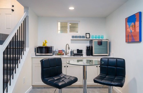 Congress Park Apartamento | Sleek & Stylish Apt Steps From Bluebird Theater