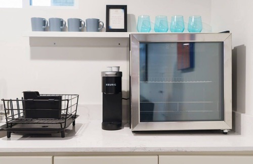 Congress Park Apartamento | Sleek & Stylish Apt Steps From Bluebird Theater