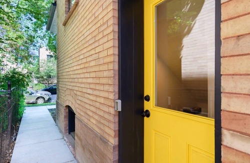 Congress Park Apartamento | Sleek & Stylish Apt Steps From Bluebird Theater