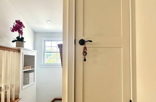 Watertown Apartamento | Sleek & Stylish Master Suite