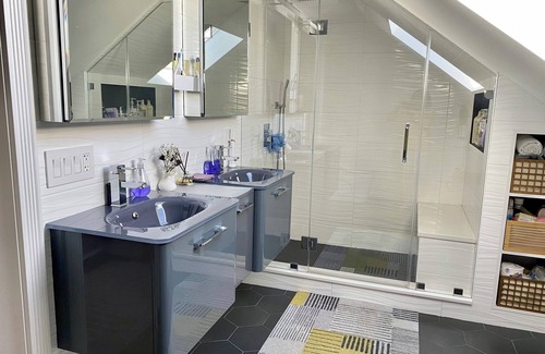 Watertown Apartamento | Sleek & Stylish Master Suite