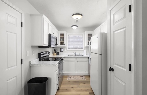 West Central Casa | Sleek & Stylish Retreat! Bass Pro, MSU, Downtown!
