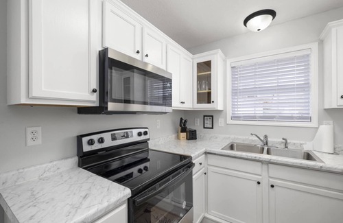 West Central Casa | Sleek & Stylish Retreat! Bass Pro, MSU, Downtown!