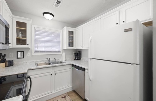 West Central Casa | Sleek & Stylish Retreat! Bass Pro, MSU, Downtown!