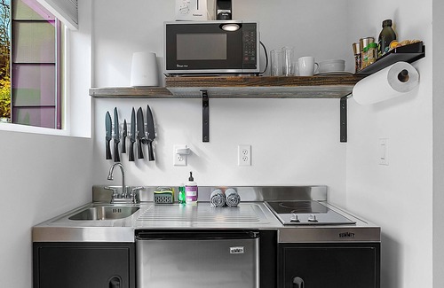 Columbia City Apartamento | Sleek & Stylish Urban Loft