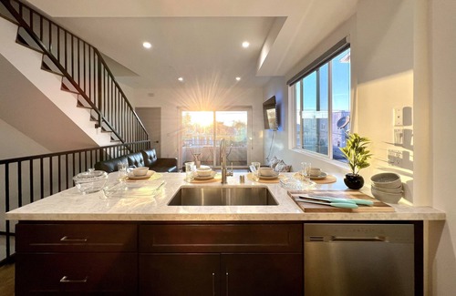 Pico-Union Casa | Sleek Townhouse Getaway + Private Rooftop Deck 🍹