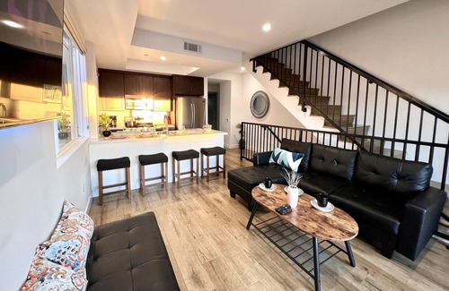 Pico-Union Casa | Sleek Townhouse Getaway + Private Rooftop Deck 🍹