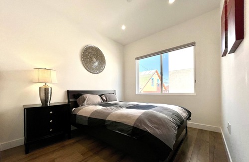 Pico-Union Casa | Sleek Townhouse Getaway + Private Rooftop Deck 🍹