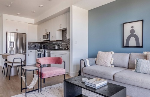 University Heights Apartamento | Sleek University Heights 1BR w/ Spa & Pool, nr Shops, by Blueground