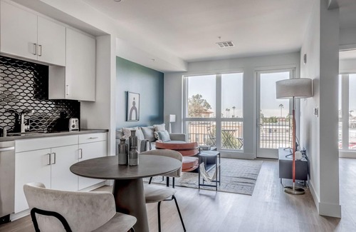 University Heights Apartamento | Sleek University Heights 1BR w/ Spa & Pool, nr Shops, by Blueground
