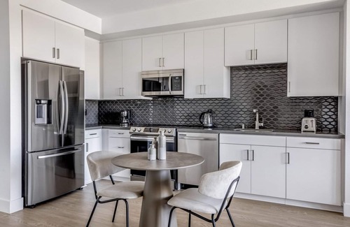 University Heights Apartamento | Sleek University Heights 1BR w/ Spa & Pool, nr Shops, by Blueground