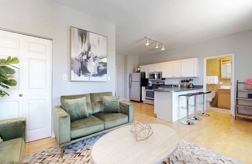 Tri-Taylor Apartamento | Sleek Urban Retreat Steps from IL Med District