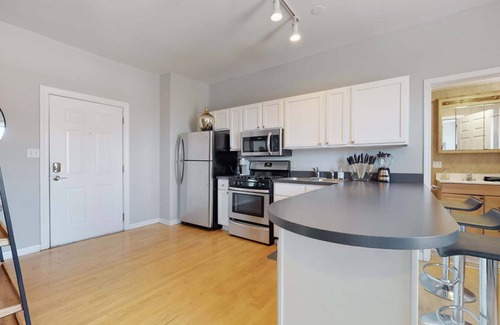Tri-Taylor Apartamento | Sleek Urban Retreat Steps from IL Med District
