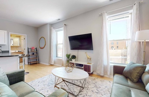 Tri-Taylor Apartamento | Sleek Urban Retreat Steps from IL Med District
