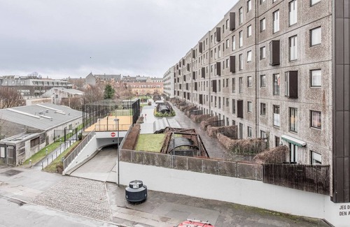 Frederiksberg Apartamento | Sleek Valby 2BR w/ W/D, Office & Storage, nr Spinderiet, by Blueground