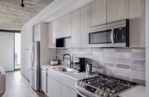 Near West Side Apartamento | Sleek West Loop 1BR w/ Dog Run & Gym, nr Union Park, by Blueground