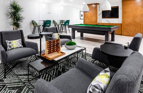 Westchester Apartamento | Sleek Westchester 1BR w/ Gym, Pool, nr. Venice Beach, by Blueground