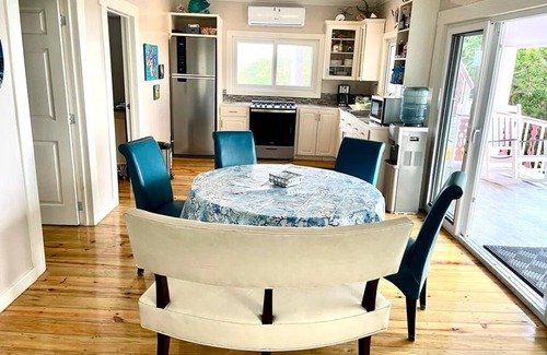 Isla de Utila Casa | Sleep 10 in this Utila Suite, complete with full kitchen.