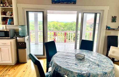 Isla de Utila Casa | Sleep 10 in this Utila Suite, complete with full kitchen.