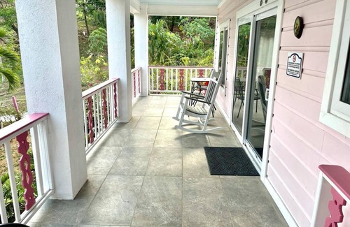 Isla de Utila Casa | Sleep 10 in this Utila Suite, complete with full kitchen.