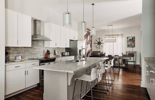 East Hill Casa | The Johnny - Stylish Nashville Home With Rooftop Lounge
