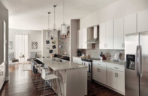 East Hill Casa | The Johnny - Stylish Nashville Home With Rooftop Lounge