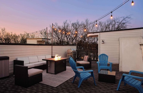 East Hill Casa | The Johnny - Stylish Nashville Home With Rooftop Lounge