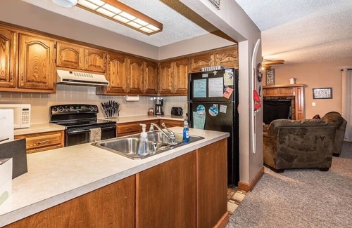 Holiday Island Condominio | Sleep 11 comfortably, summer calendar booking fast! Walk to lake & marina!
