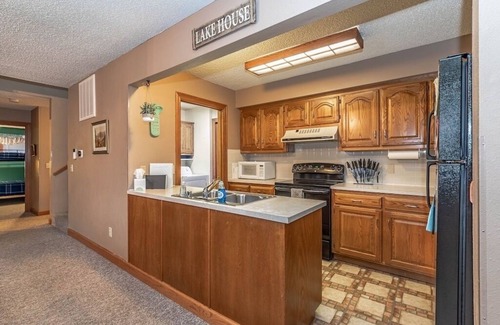 Holiday Island Condominio | Sleep 11 comfortably, summer calendar booking fast! Walk to lake & marina!